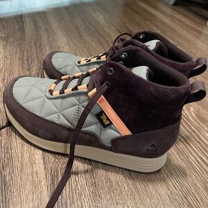 Women’s Teva Hiking Boots 8